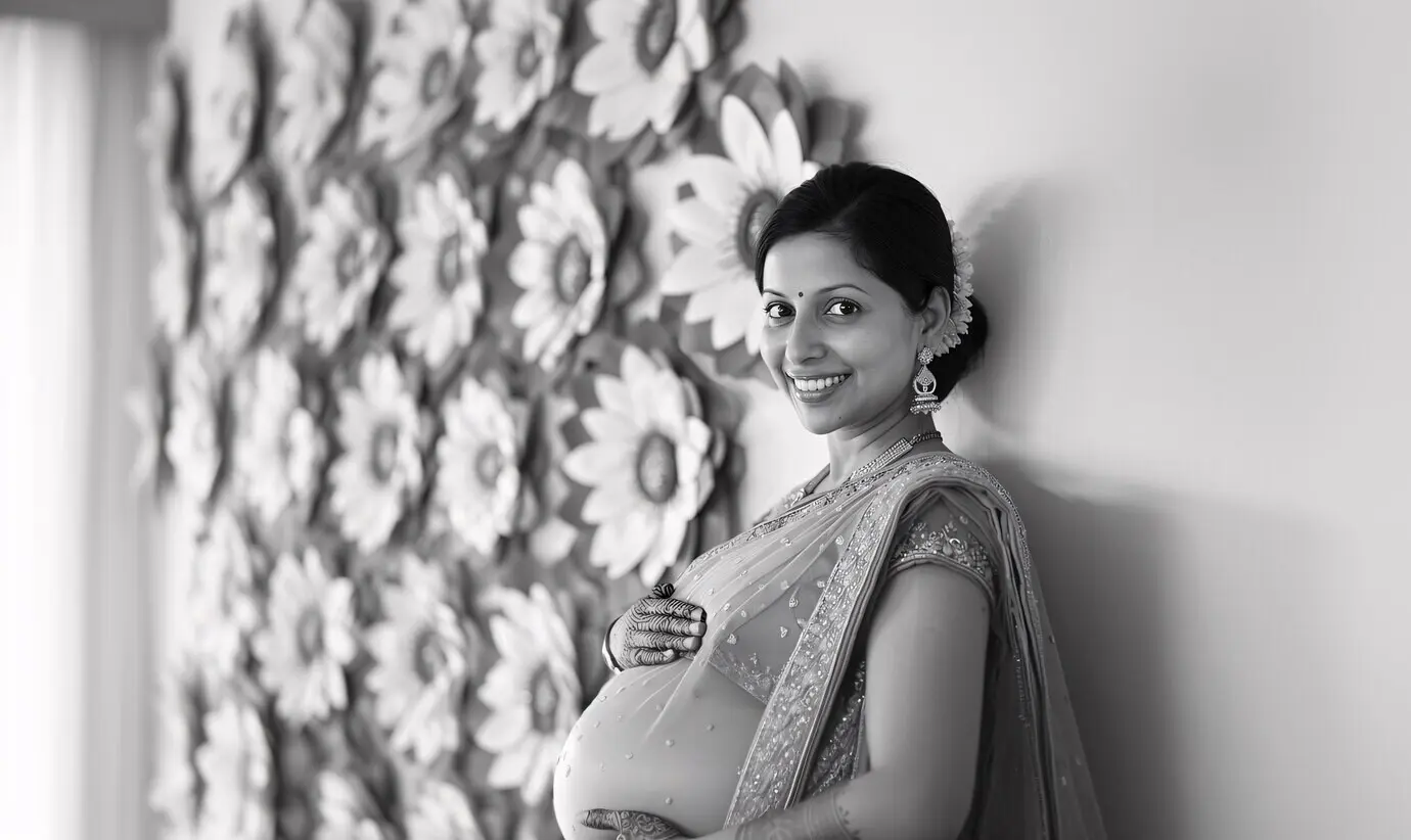 Schwarz-Weiß-Porträt einer schwangeren Frau, die ein Kind erwartet.